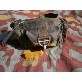 Military parachutist pouch
